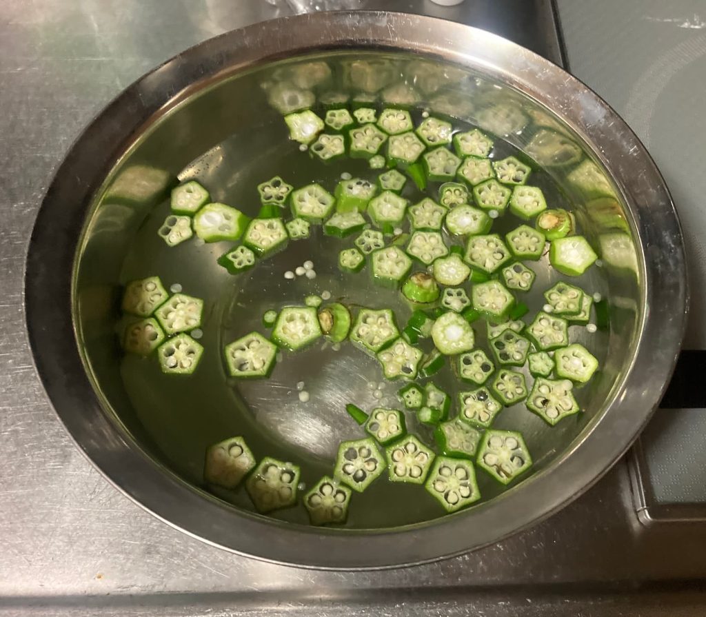 Okra soaking in water as a neri substitute